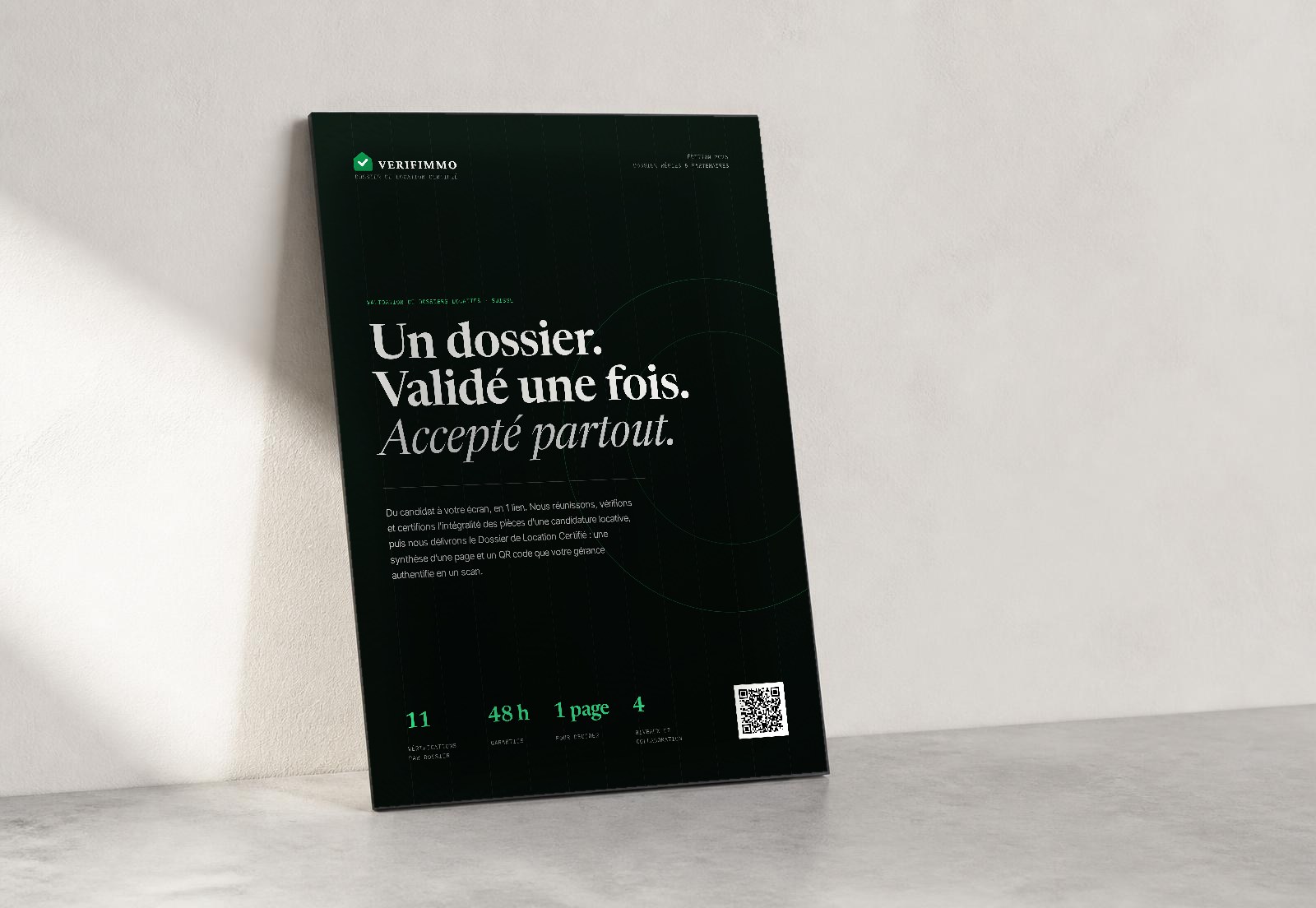 Brochure VERIFIMMO posée debout sur un plan en pierre, lumière naturelle