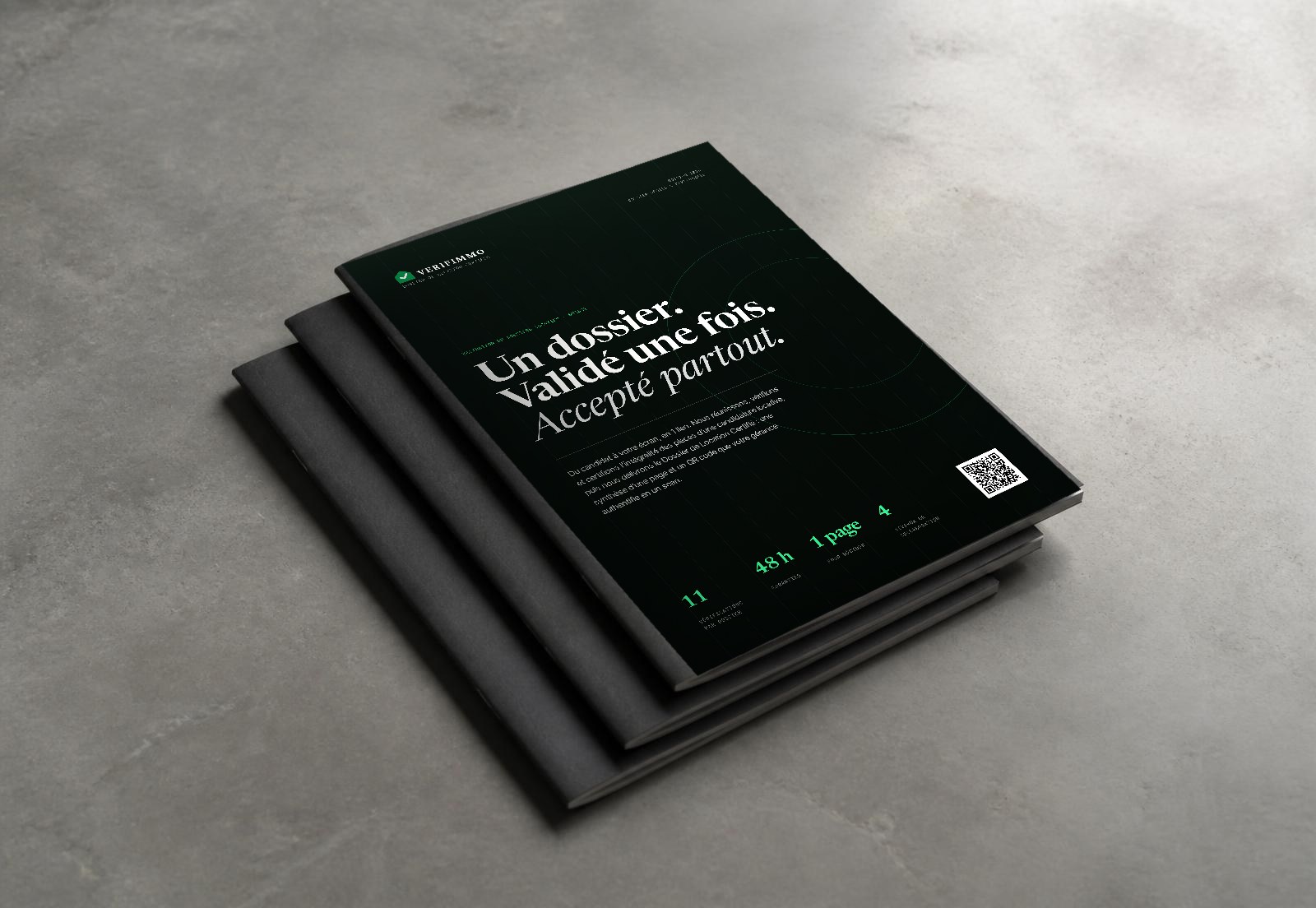 Pile d'exemplaires de la brochure VERIFIMMO sur un plan en béton