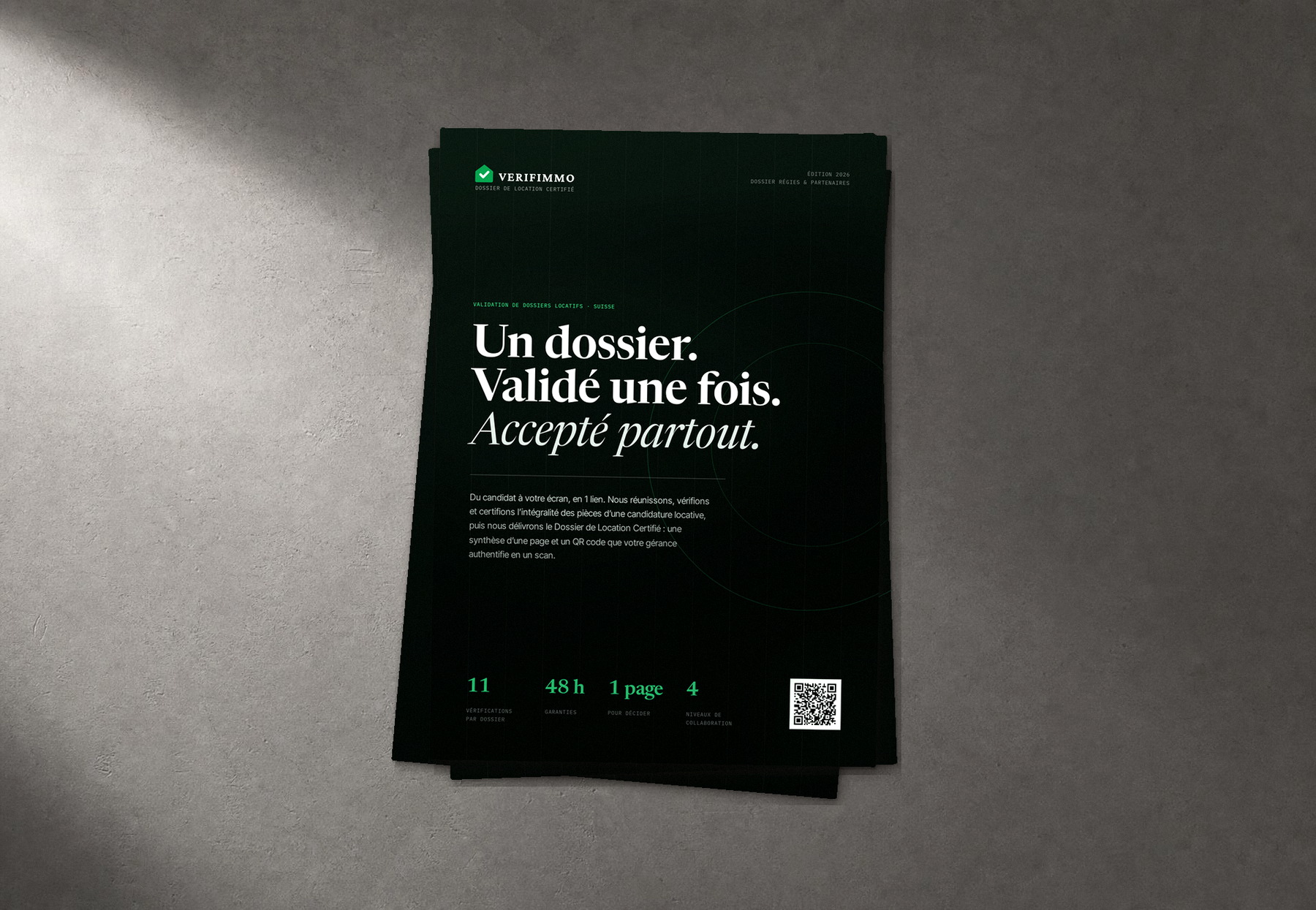 Exemplaires de la brochure VERIFIMMO empilés sur un fond béton ciré