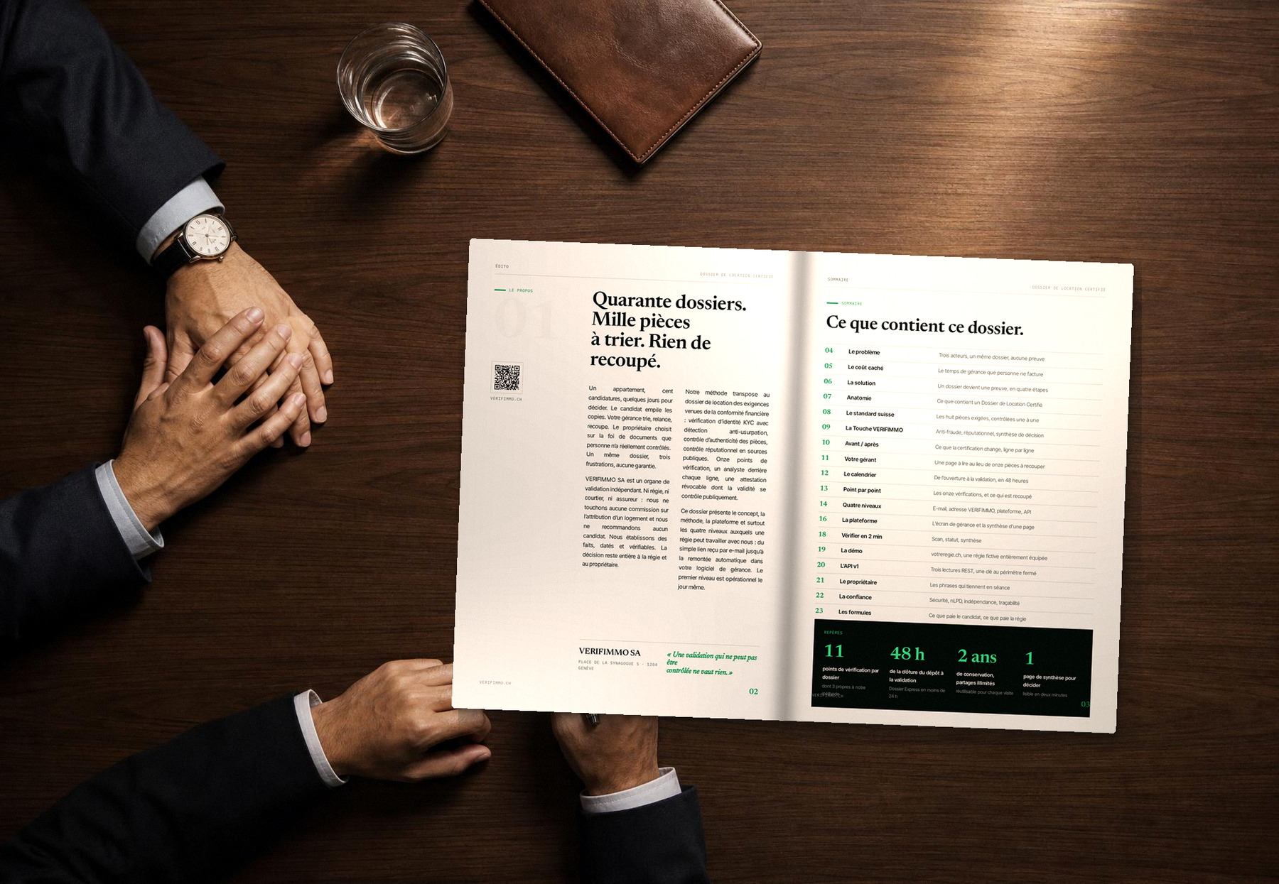Brochure VERIFIMMO ouverte sur une table de réunion avec carnet et café