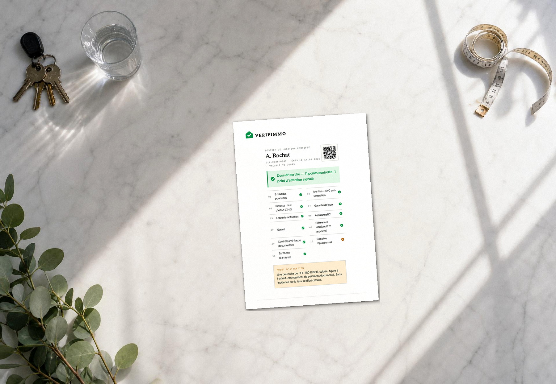 Dossier certifié posé sur le plan de travail d'un appartement en visite