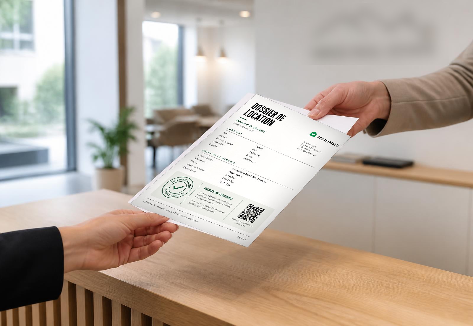 Dossier de location certifié tendu de la main à la main dans un appartement