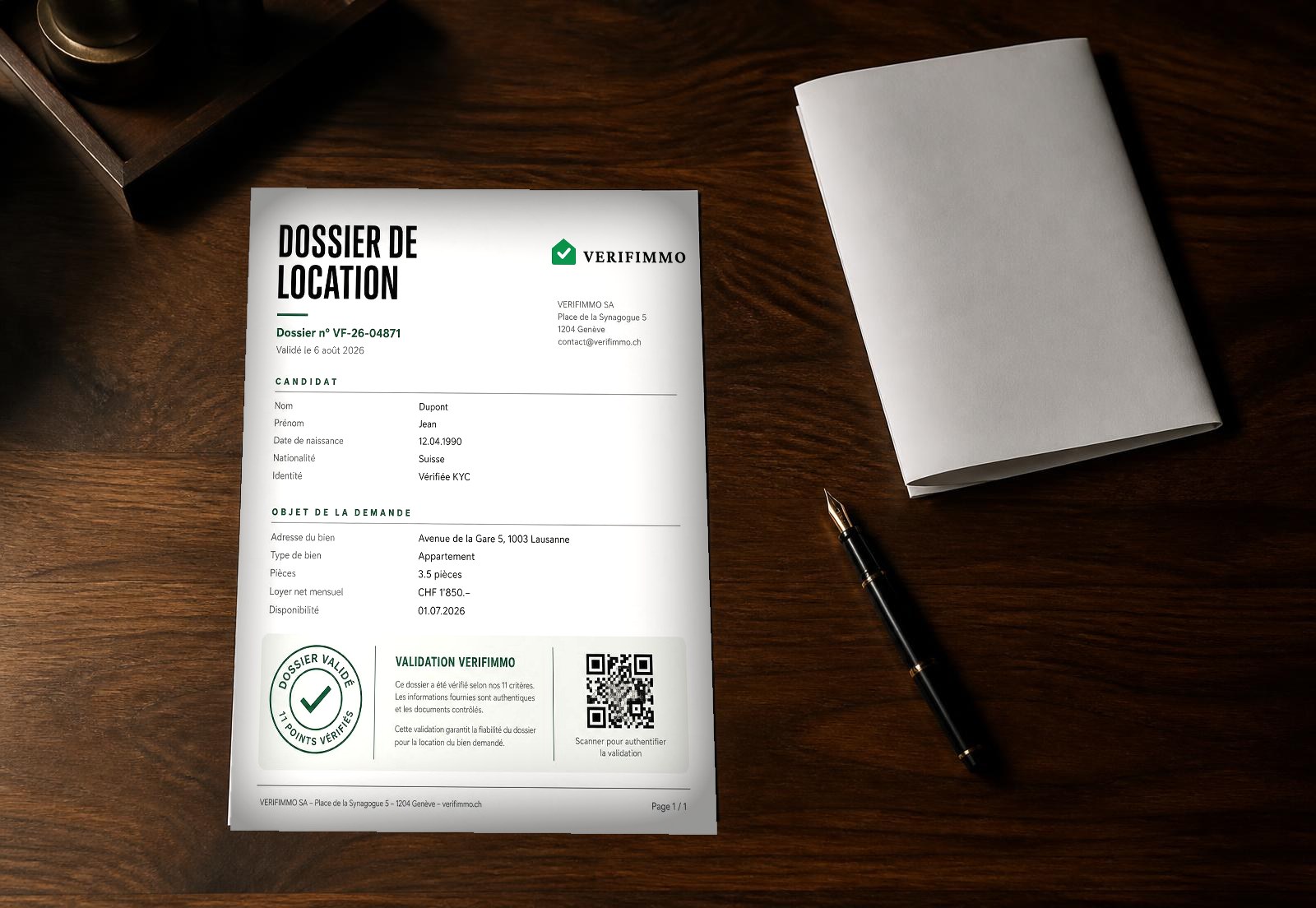 Dossier certifié et stylo sur un bureau en bois foncé